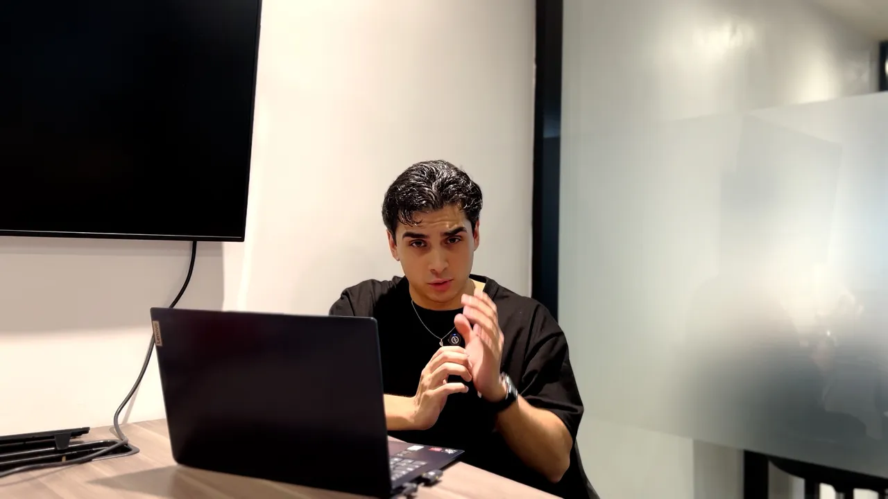 Presentador del vlog de Eontek explicando frente a una notebook en la oficina